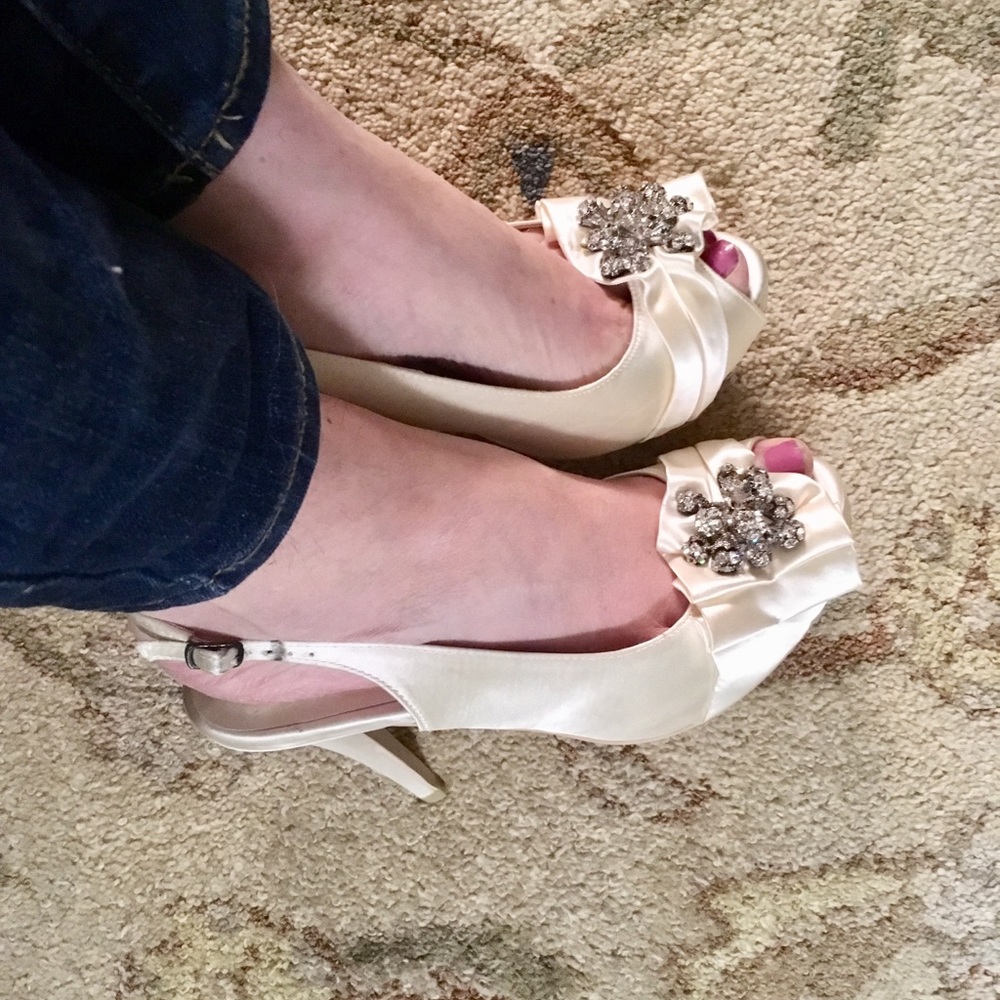 menbur NWT wedding heels